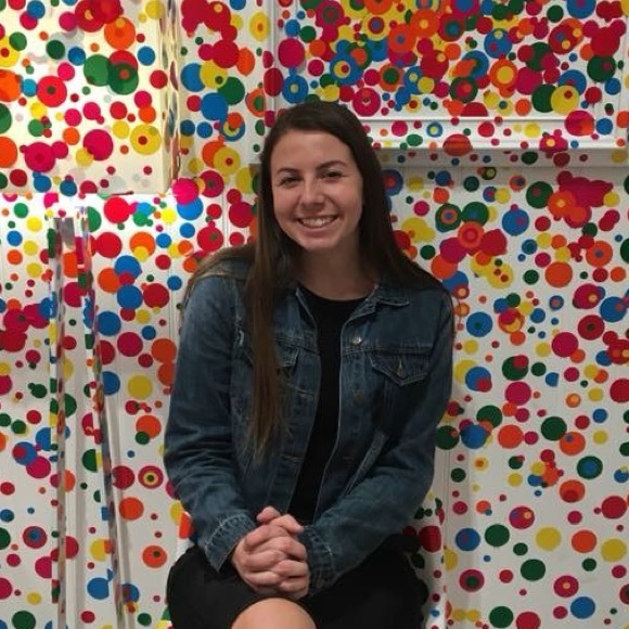 Profile Picture of Julia Gray (@juliacgray321) on Poshmark