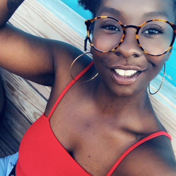 Profile Picture of Teaguen Bell (@teaguenb) on Poshmark