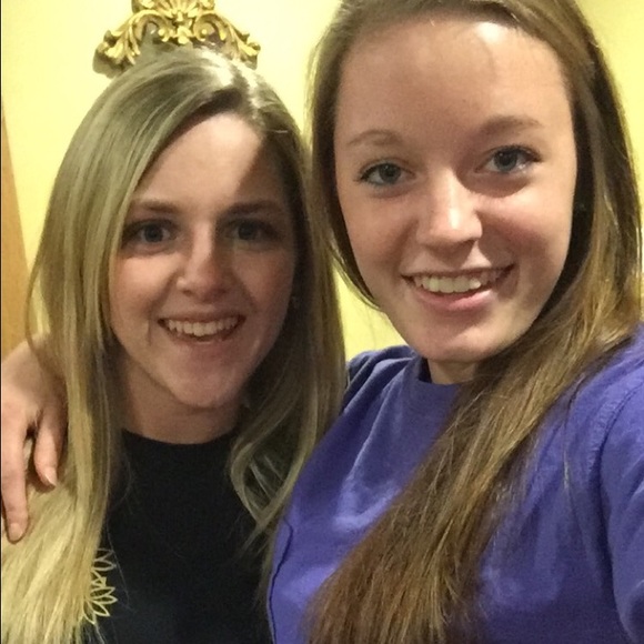 Profile Picture of Emily Andrews (@emilyroseand) on Poshmark