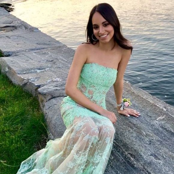 Profile Picture of Daniela Sulimanov (@pinkyberry6399) on Poshmark