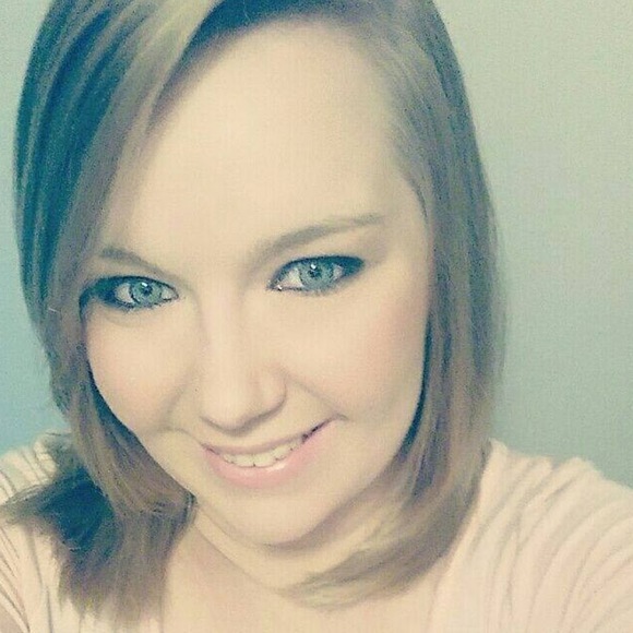 Profile Picture of Tiffani Mattull (@tiffanimattull) on Poshmark