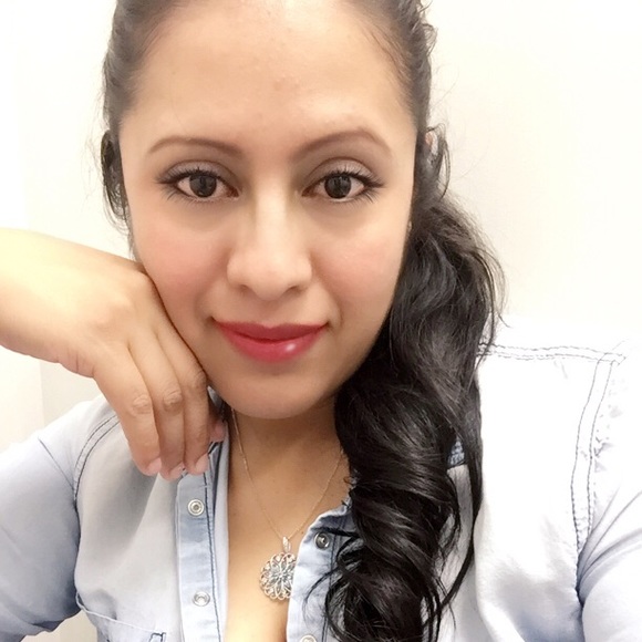 Profile Picture of Mayra Astello (@miastello) on Poshmark
