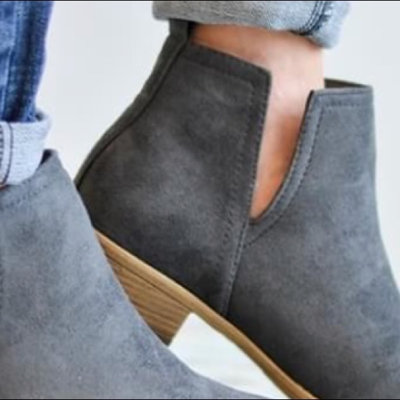 Profile Picture of Danell Harrison (@danellds) on Poshmark