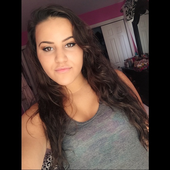 Profile Picture of Laura Zendeli (@lauraazendeli) on Poshmark