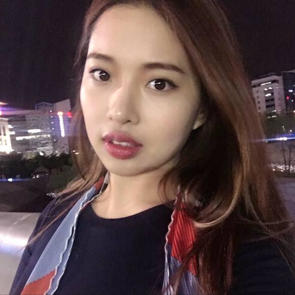 Profile Picture of Flora Kim (@flora3354) on Poshmark