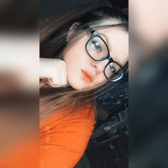Profile Picture of Chloee Sharp (@chloeesharp) on Poshmark