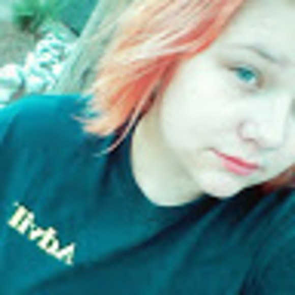 Profile Picture of Amy Newburgh (@amynewburgh) on Poshmark