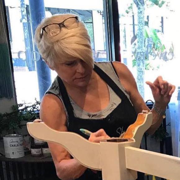Profile Picture of Lori Ellsworth leavell (@lorim339) on Poshmark