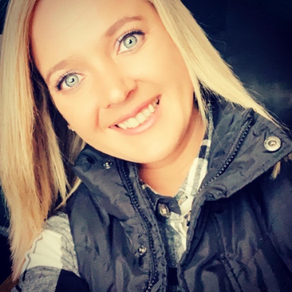 Profile Picture of Crystal Suttle (@crystal_suttle) on Poshmark