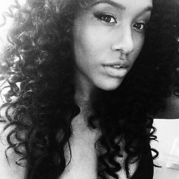 Profile Picture of Mel Neves (@mellymelsxo) on Poshmark