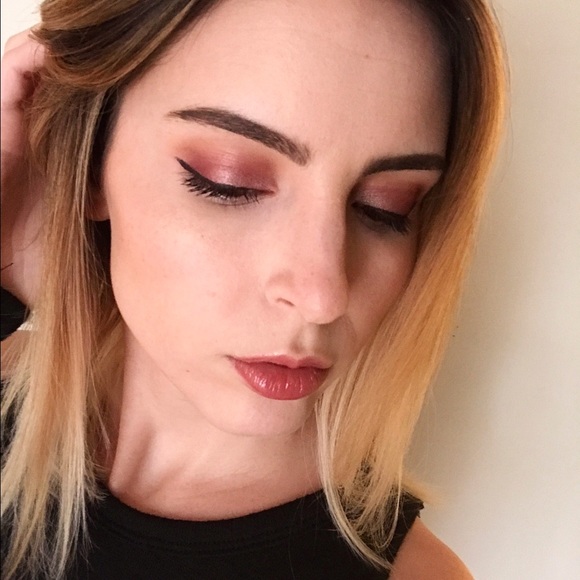 Profile Picture of Amanda Jacobs (@thatcameragirl) on Poshmark