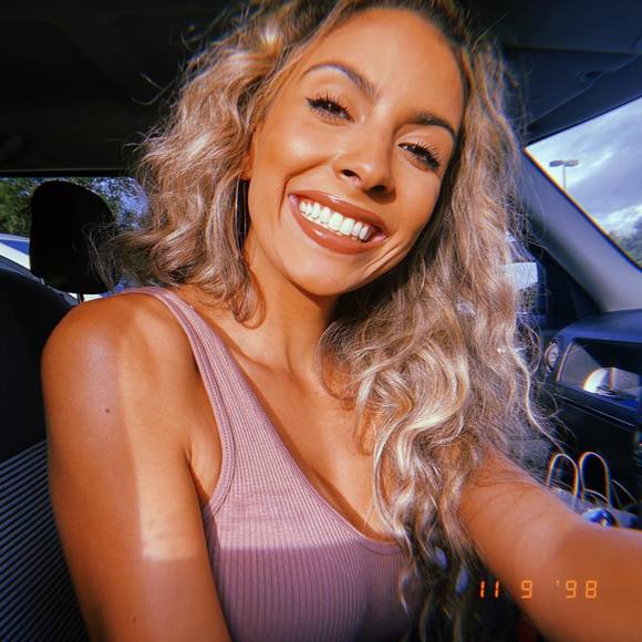 Profile Picture of Danielle Montalvo (@daniellemxoxo) on Poshmark