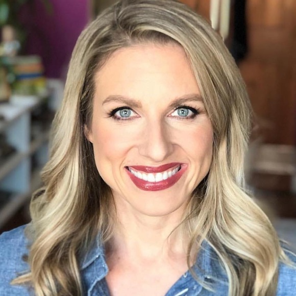 Profile Picture of Lisa Munger (@lgm3423) on Poshmark