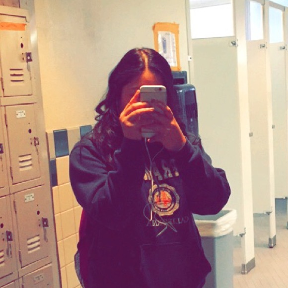 Profile Picture of Yessenia Gonzalez (@yesseneg) on Poshmark