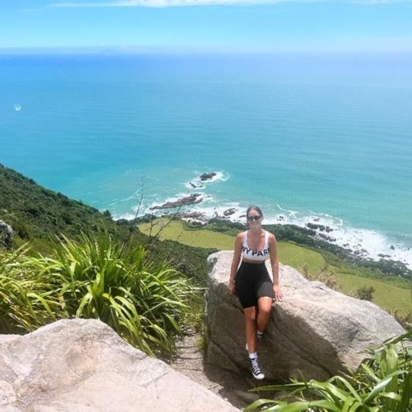 Profile Picture of Maxine Woodbridge (@maxinewoodbridg) on Poshmark