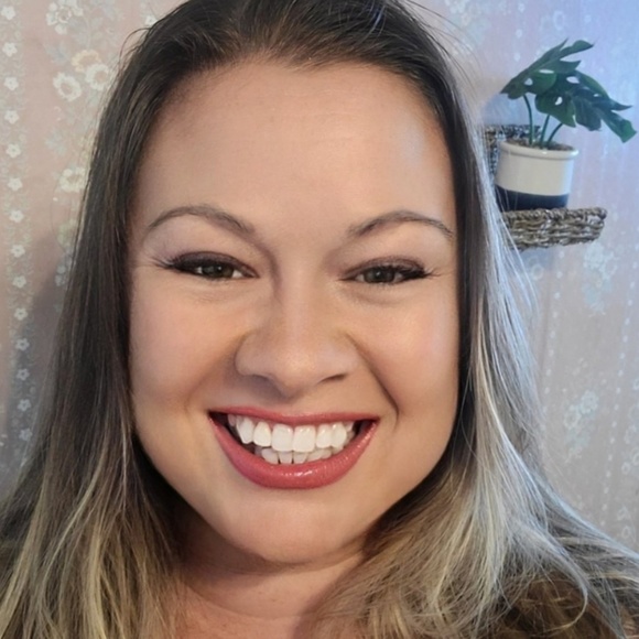 Profile Picture of Jennifer Grunstad (@completesmeshop) on Poshmark