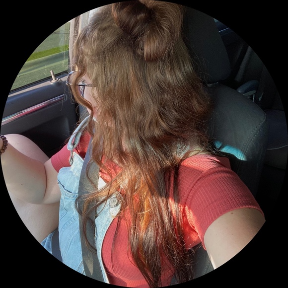 Profile Picture of Harli Berkopec (@harlilynn12) on Poshmark