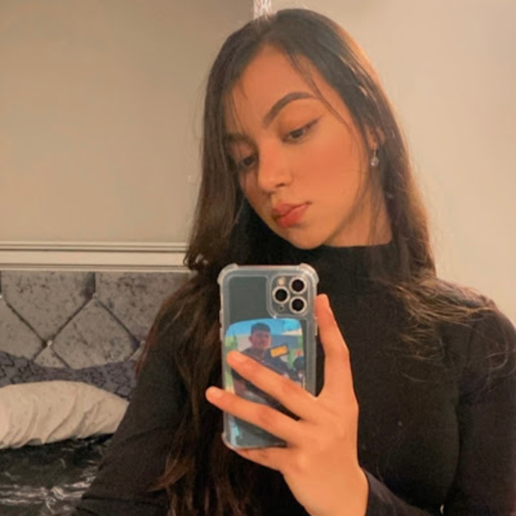 Profile Picture of Astrid Barrera (@astrid_barrera) on Poshmark