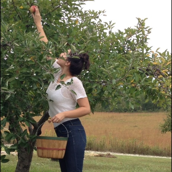 Profile Picture of Monique Wears (@monawears) on Poshmark