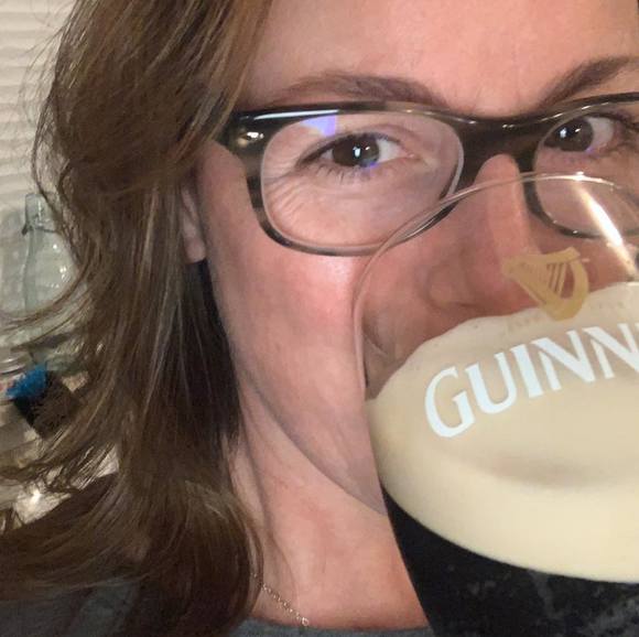 Profile Picture of Leslie Kimberly-khalilian (@sharethedeets) on Poshmark