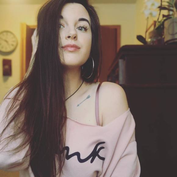 Profile Picture of Alecia Hoxie (@anhoxie56) on Poshmark