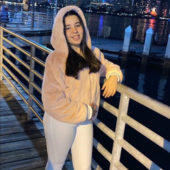 Profile Picture of Roua Alkrad (@roua_honey) on Poshmark