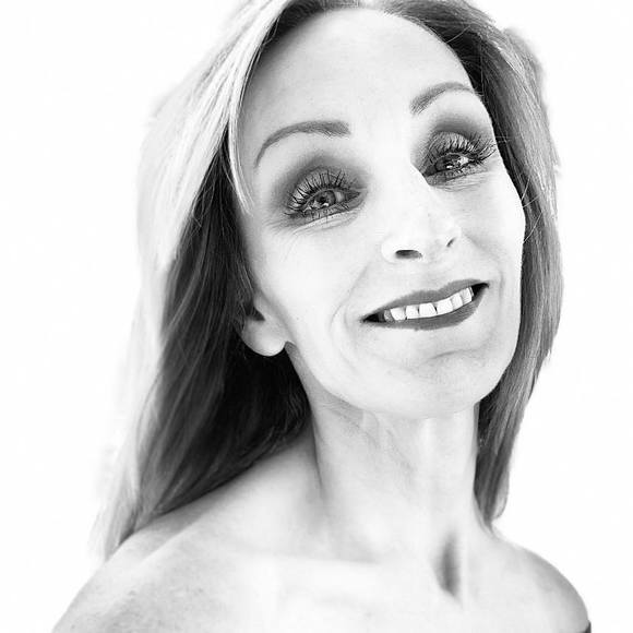 Profile Picture of Lisa Sinton (@lisaperrysinton) on Poshmark