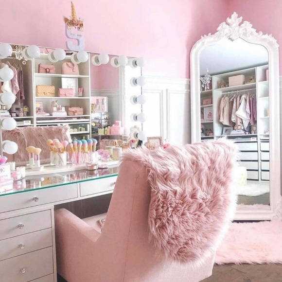 Profile Picture of Christina Crooks (@myke2512) on Poshmark