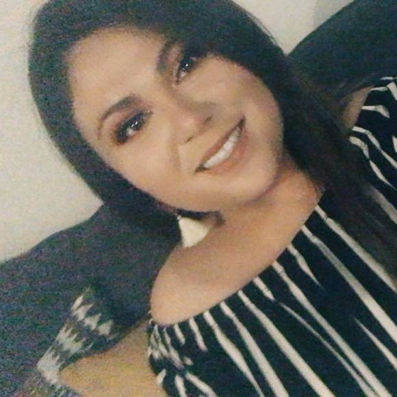 Profile Picture of Gisel Flores (@giselflores) on Poshmark