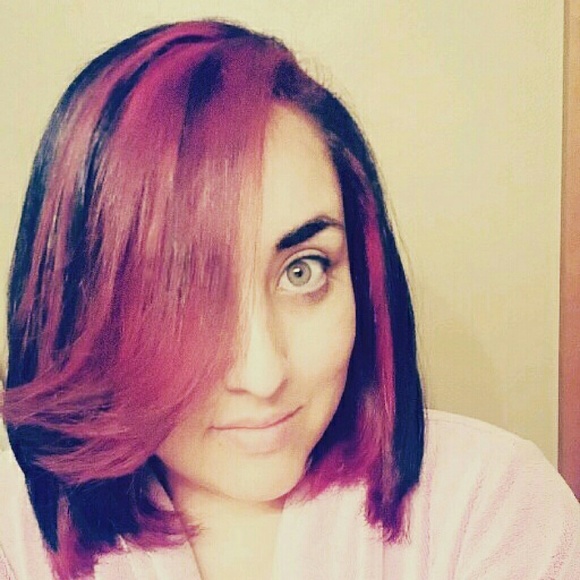 Profile Picture of Stephanie Hobbs (@mommyfever16) on Poshmark