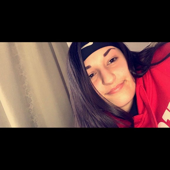 Profile Picture of Savannah Carfley (@scarfley12) on Poshmark