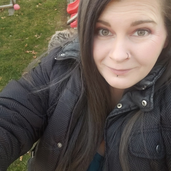 Profile Picture of Rachel Schnelker (@rahschnelker) on Poshmark
