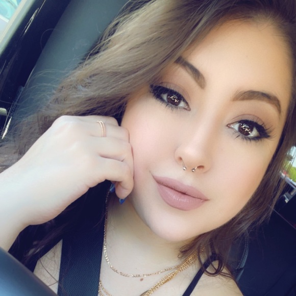Profile Picture of Jeanette Fonseca (@xojeanieee) on Poshmark