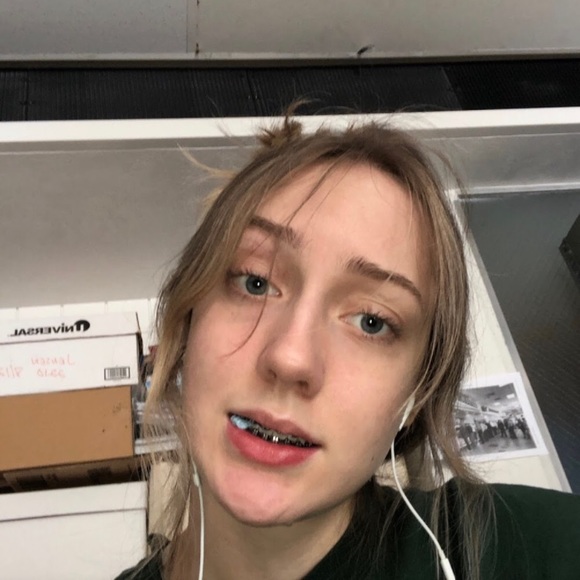 Profile Picture of Elizabeth Andrastek (@eandrastek) on Poshmark