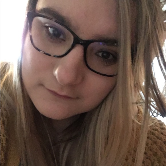 Profile Picture of Megan Stempien (@meganr2552) on Poshmark