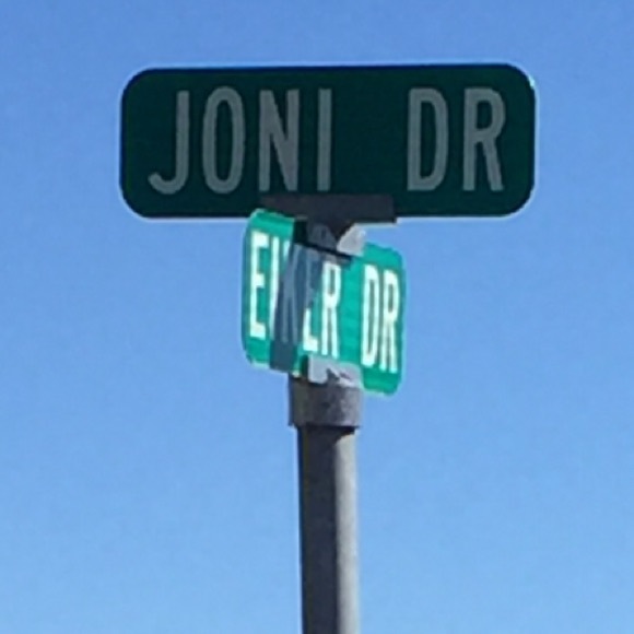 Profile Picture of Joni Rogan (@jlrogan) on Poshmark