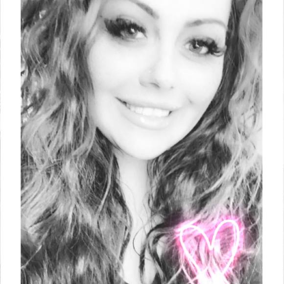 Profile Picture of Tatianna Vanhoy (@tatiannavanhoy) on Poshmark