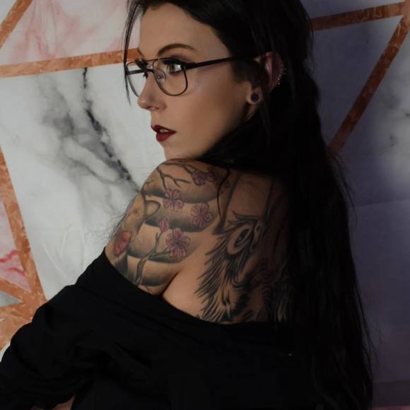 Profile Picture of Alex Starr (@lolhowsad) on Poshmark