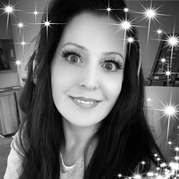 Profile Picture of Janet Murray (@donelainefinch1) on Poshmark