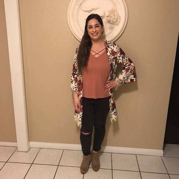 Profile Picture of Mary Lupovici (@maryyy96) on Poshmark