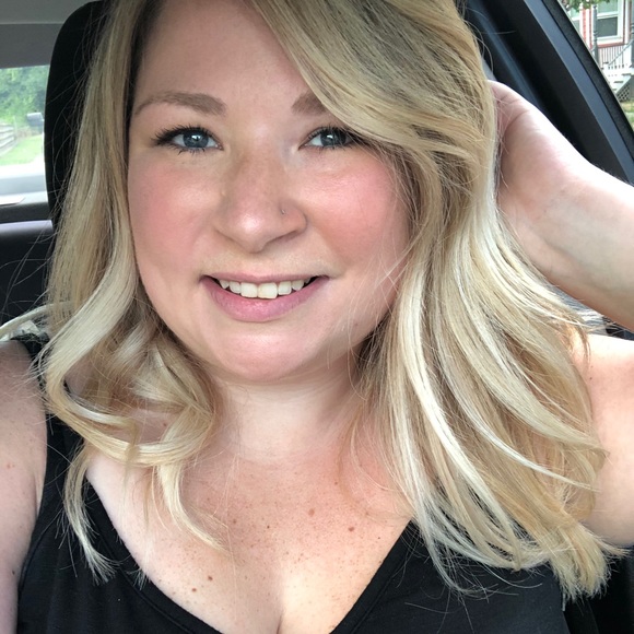 Profile Picture of Amanda Lenane (@aplenane) on Poshmark