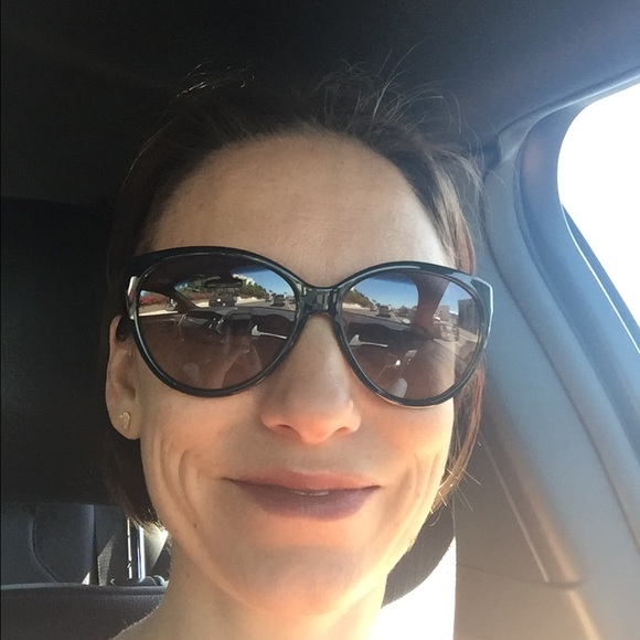 Profile Picture of Amanda Corrion (@amandafech) on Poshmark