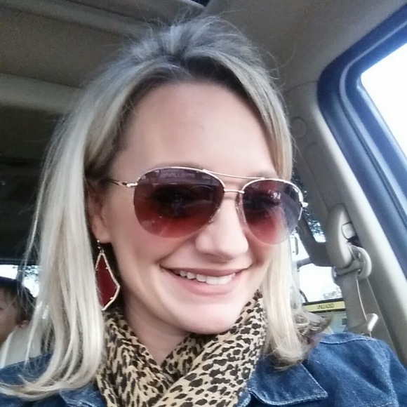 Profile Picture of Julie Huesser (@julie_huesser) on Poshmark