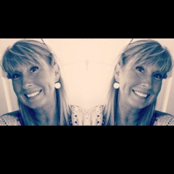 Lisa Whitsell - Poshmark Profile Picture of Lisa Whitsell (@lisaannwhit) on Poshmark