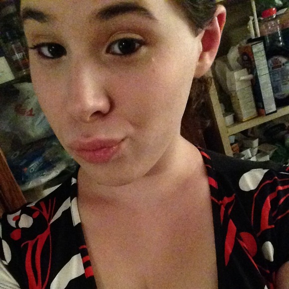 Profile Picture of Kimberly Angeloff (@kimmeangel27) on Poshmark