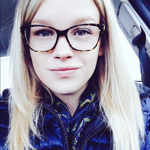 Profile Picture of Kim Winheim (@kimelyse) on Poshmark