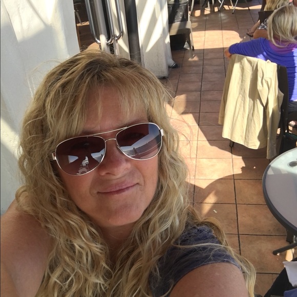 Profile Picture of Lesa Bixel (@lcbixel) on Poshmark