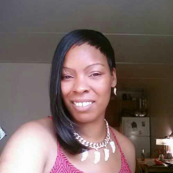 Profile Picture of Vivian Simon (@vivian76) on Poshmark