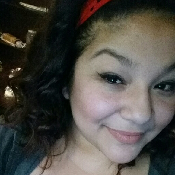 Profile Picture of Amanda Alba (@amandababyyxoxo) on Poshmark