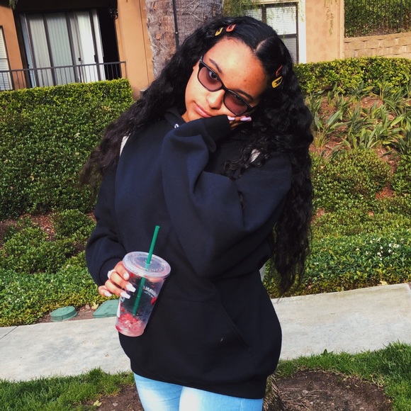 Profile Picture of Olivia Parisette (@oliviaxparis) on Poshmark